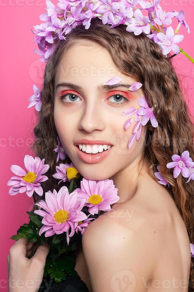 bellissimo ragazza con fiori nel nel capelli foto