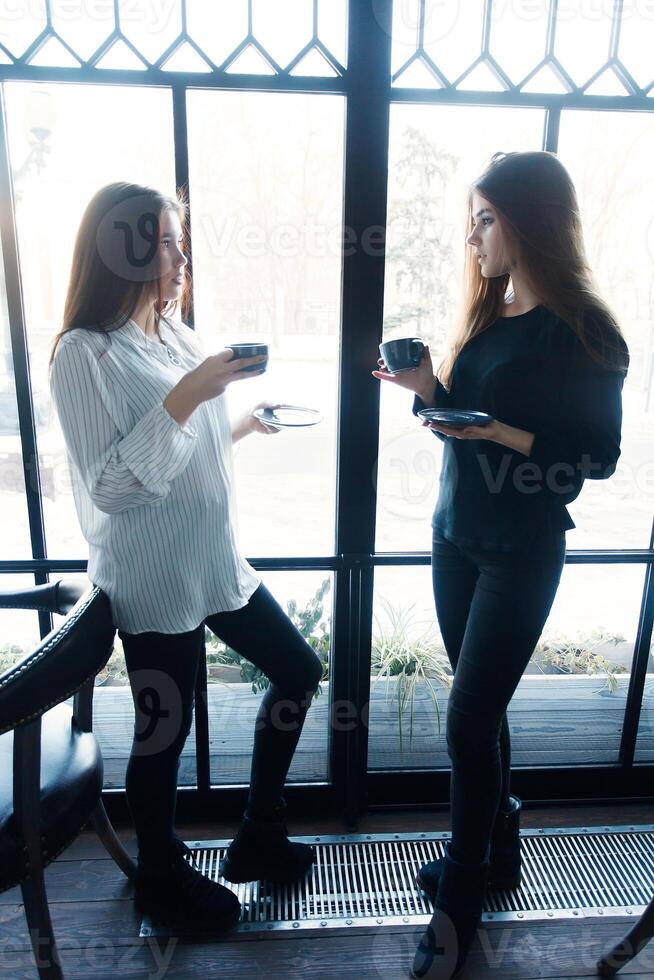 Due giovane donne assunzione autoscatto con inteligente Telefono foto