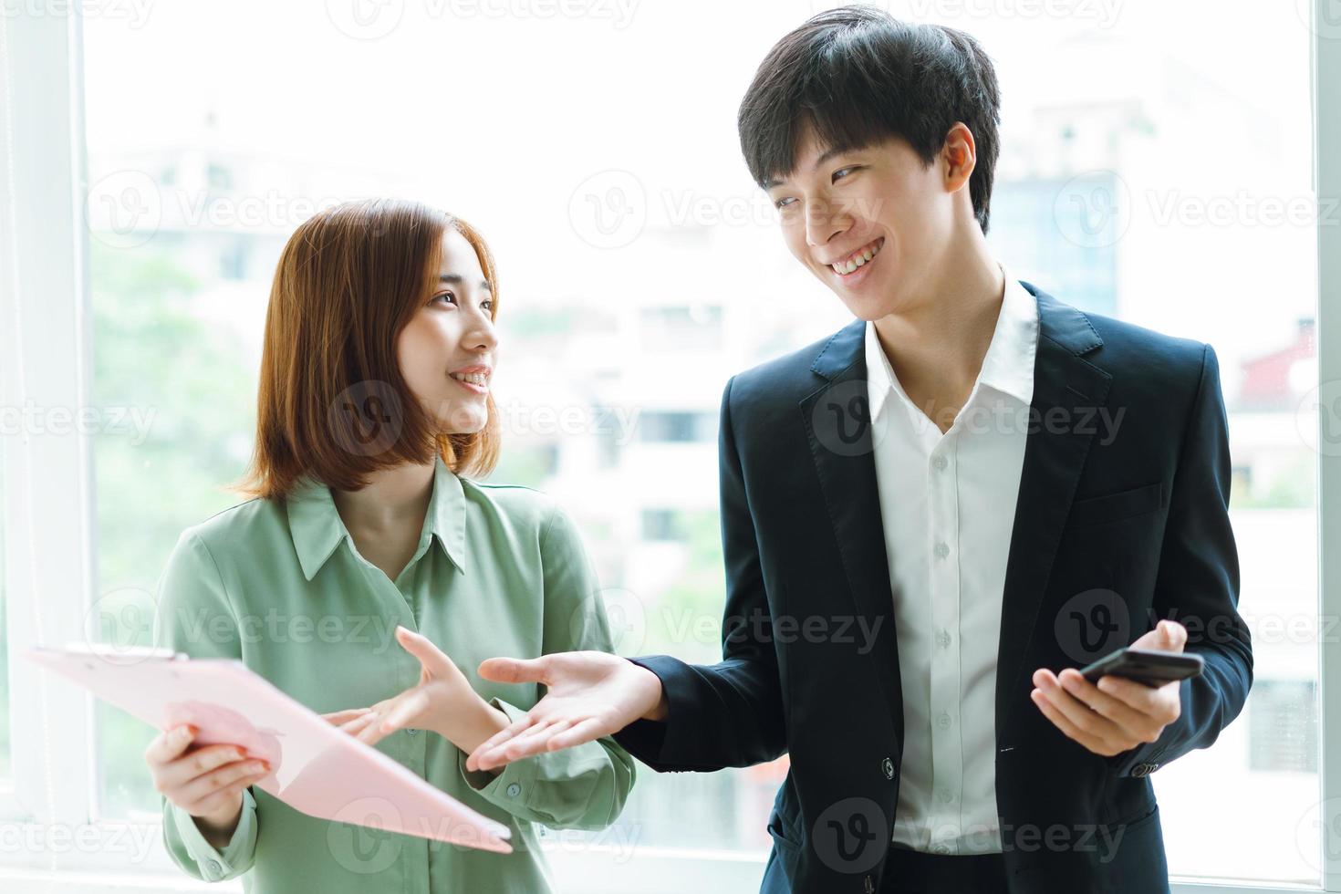 foto del capo e del dipendente che discutono di lavoro insieme