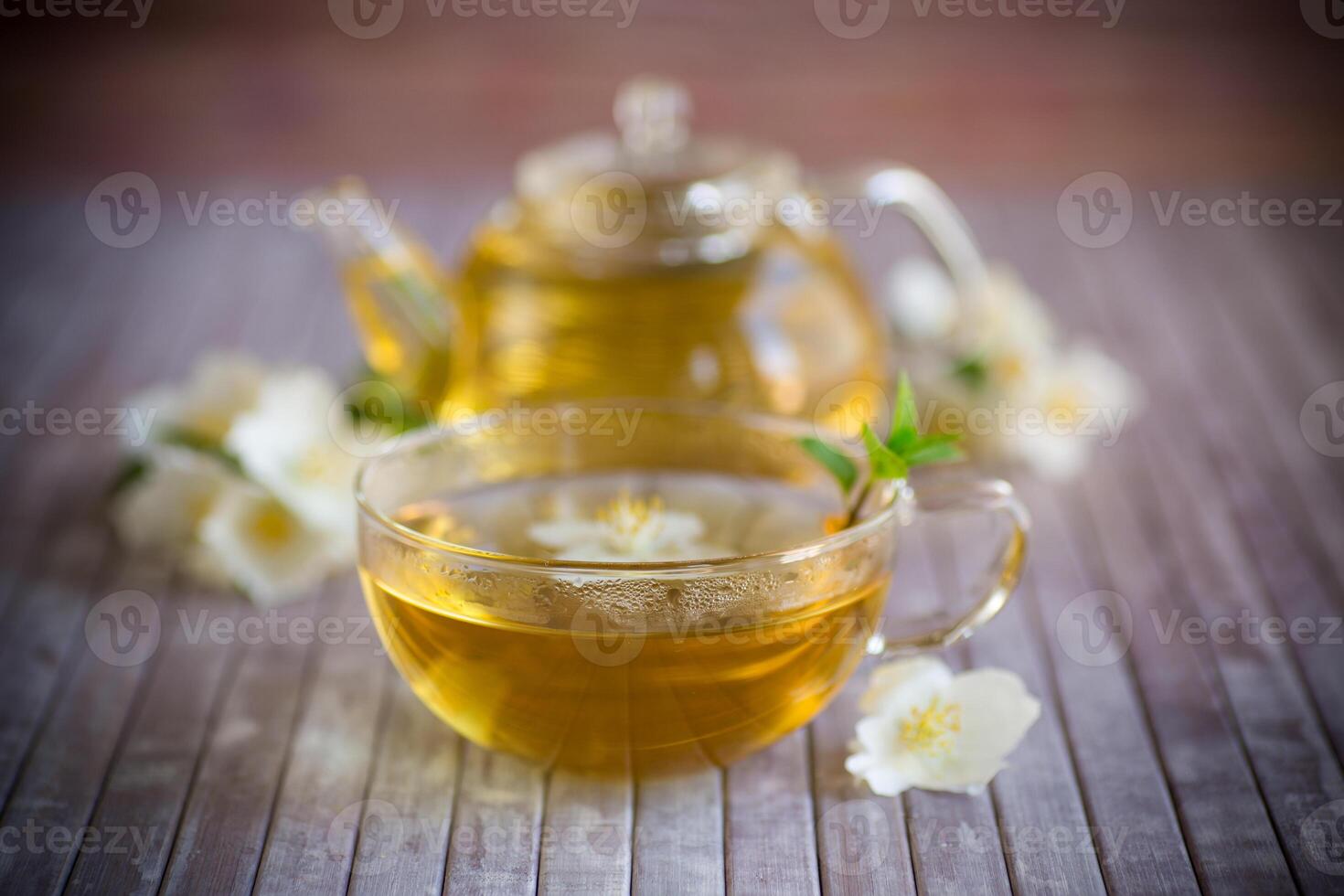 composizione con tazza di gelsomino tè e fiori foto