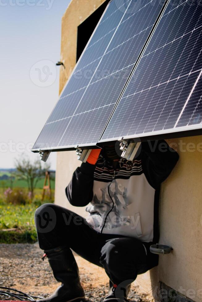 solare pannelli su un' ben esposto parete di un individuale Casa, fabbricazione risparmi a seguire il energia crisi, eco-cittadino gesto, verde energia foto