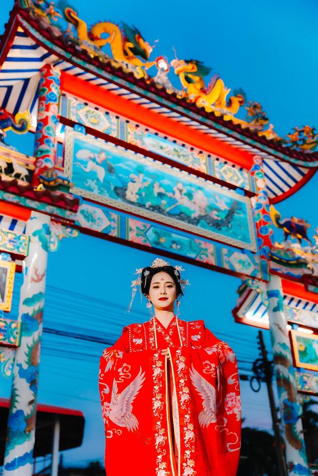 donna vestito Cina nuovo anno. ritratto di un' donna. persona nel tradizionale costume. donna nel tradizionale costume. bellissimo giovane donna nel un' luminosa rosso vestito e un' corona di Cinese Regina in posa. foto