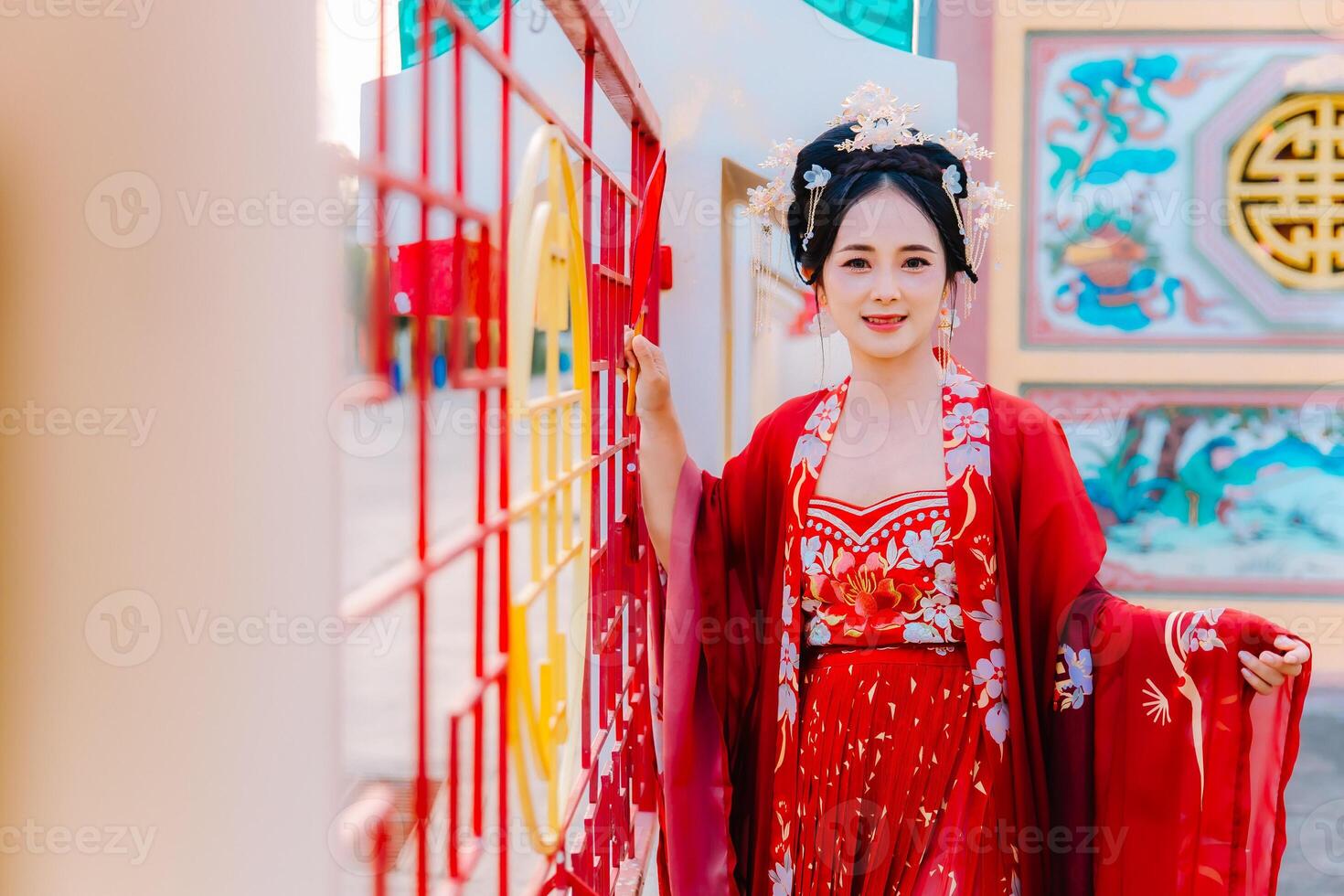 donna vestito Cina nuovo anno. ritratto di un' donna. persona nel tradizionale costume. donna nel tradizionale costume. bellissimo giovane donna nel un' luminosa rosso vestito e un' corona di Cinese Regina in posa. foto