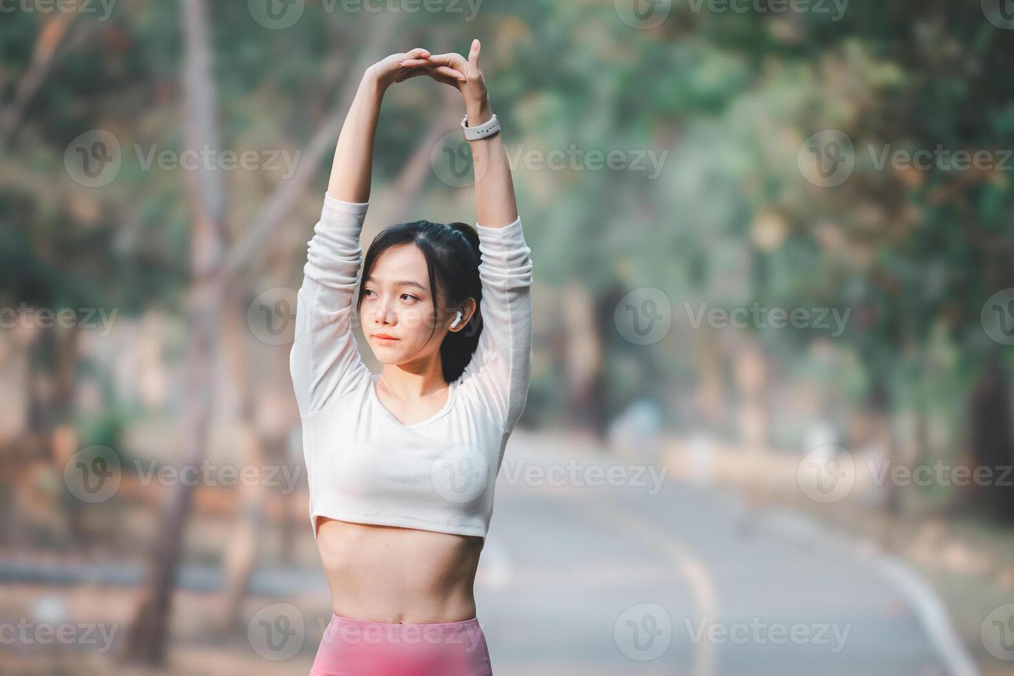 fitness concetto, in forma giovane donna fare un' allungamento routine nel un' parco, soggiorno salutare con all'aperto esercizio. foto