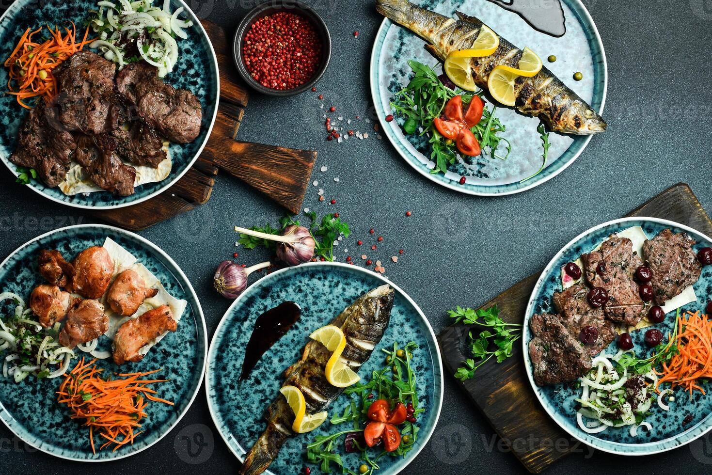 un' impostato di carne piatti shish kebab, kebab, bistecca, pesce. su un' nero sfondo. superiore Visualizza. gratuito spazio per testo. foto