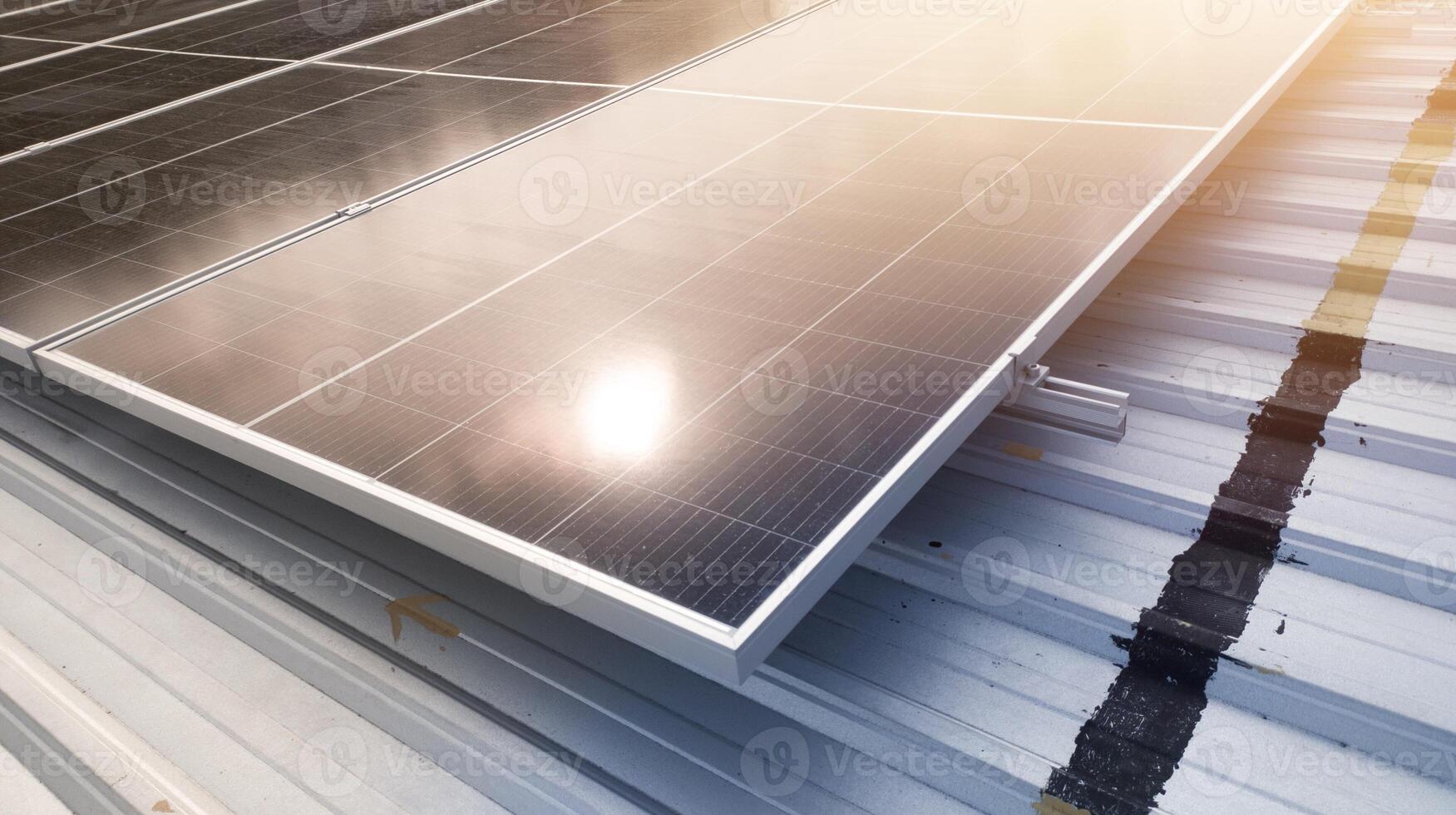 fotovoltaico solare pannelli montato su edificio tetto per producendo pulito ecologico elettricità a tramonto.fotovoltaico pannelli su il vista.dal.tetto di solare pannelli nel il edificio, rinnovabile energia concetto foto