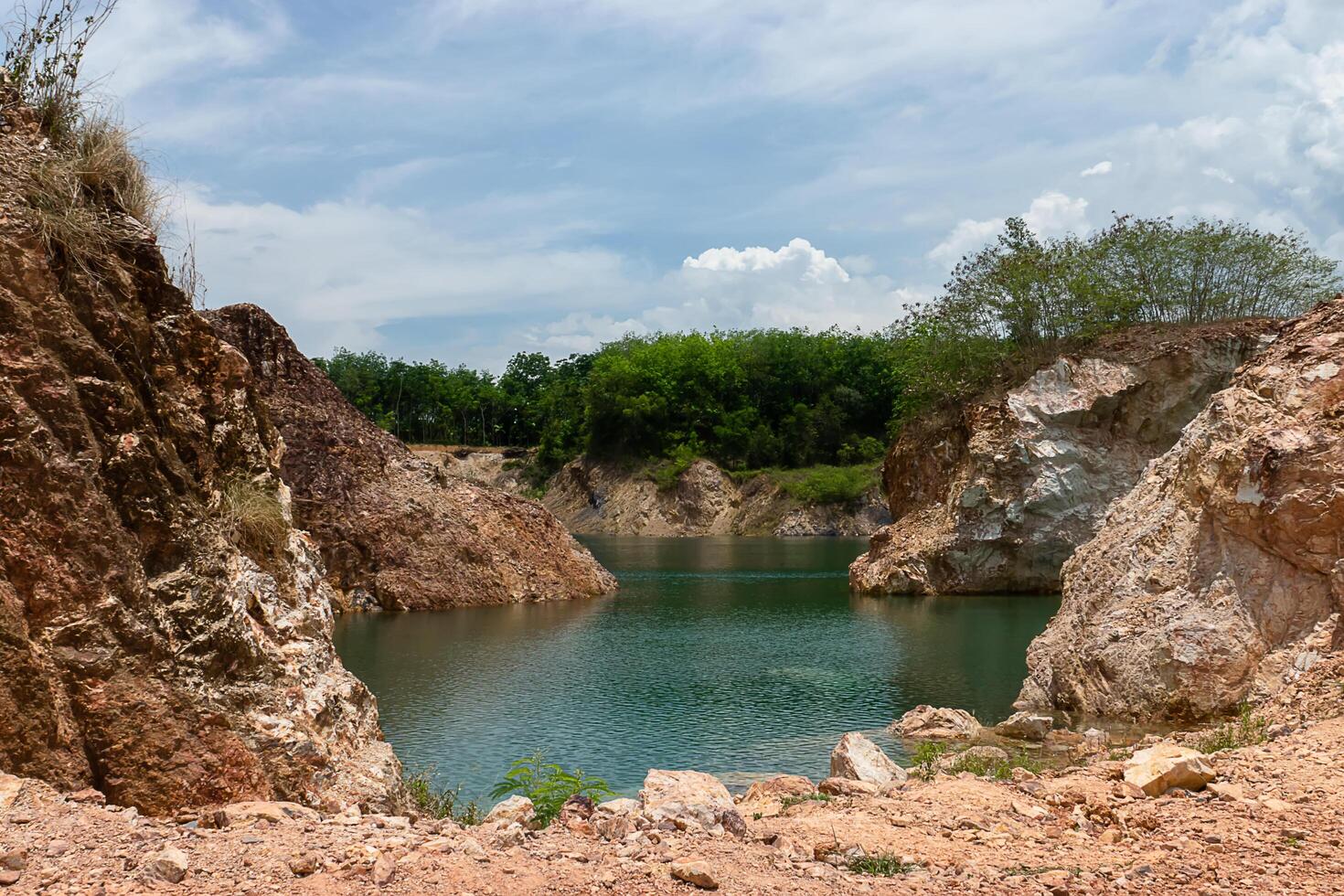 piccolo canyon con acqua. foto