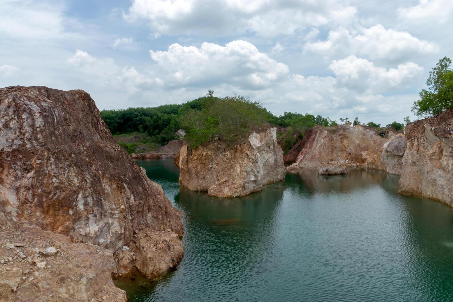 piccolo canyon con acqua. foto