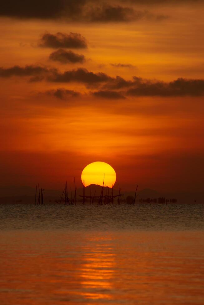 tramonto cielo su il lago foto