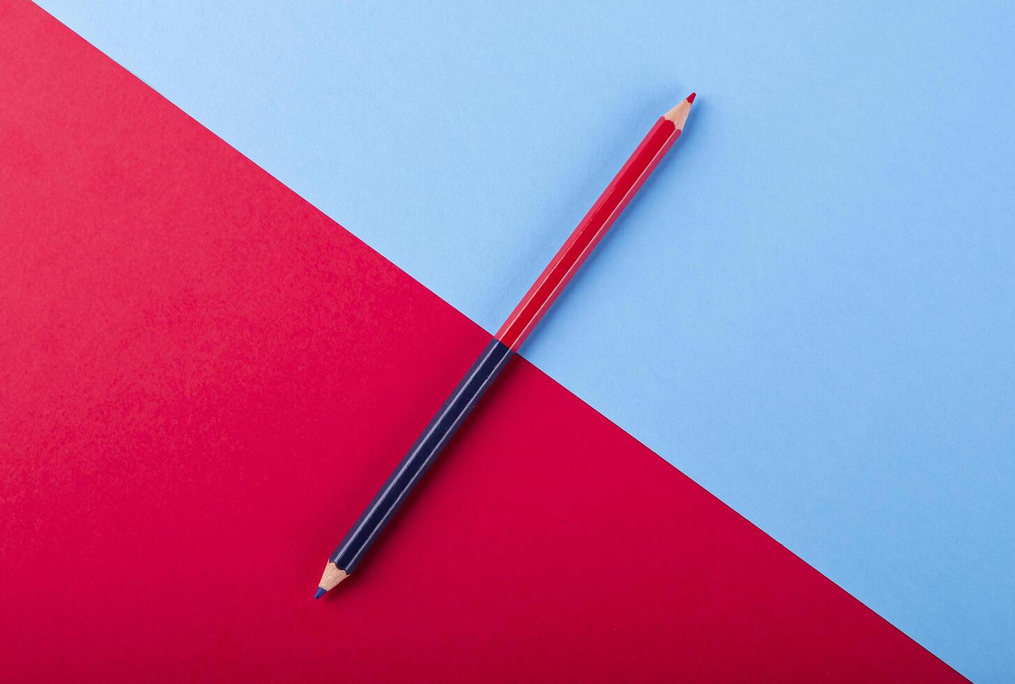 blu e rosso bicolore matita su colorato carte foto