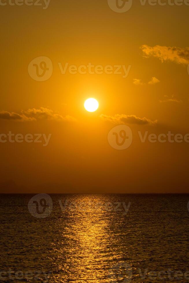 tramonto cielo su il lago foto