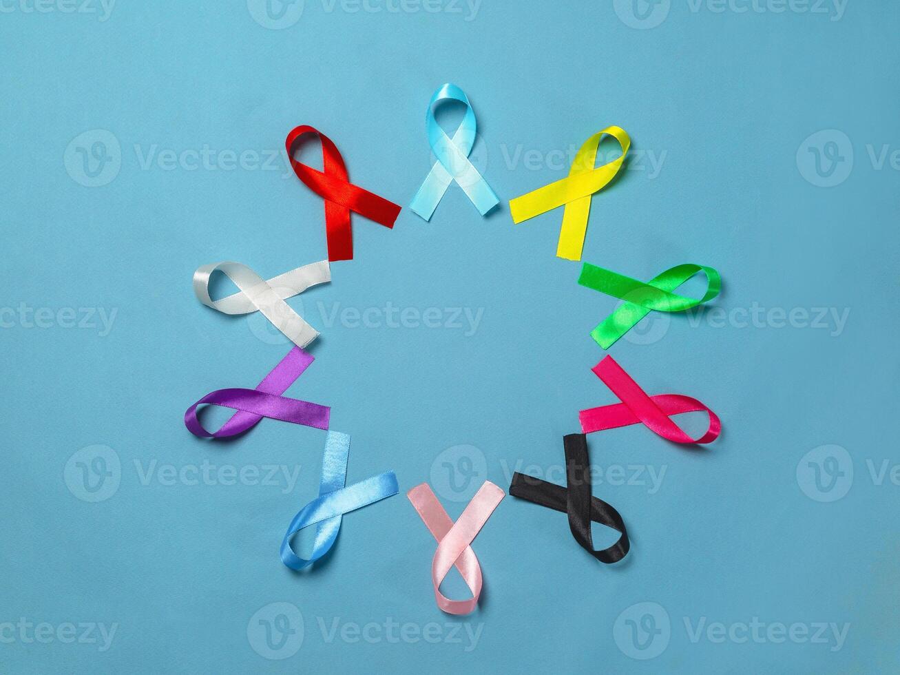 mondo cancro giorno. colorato nastri, cancro consapevolezza, blu sfondo. internazionale agenzia per ricerca su cancro foto