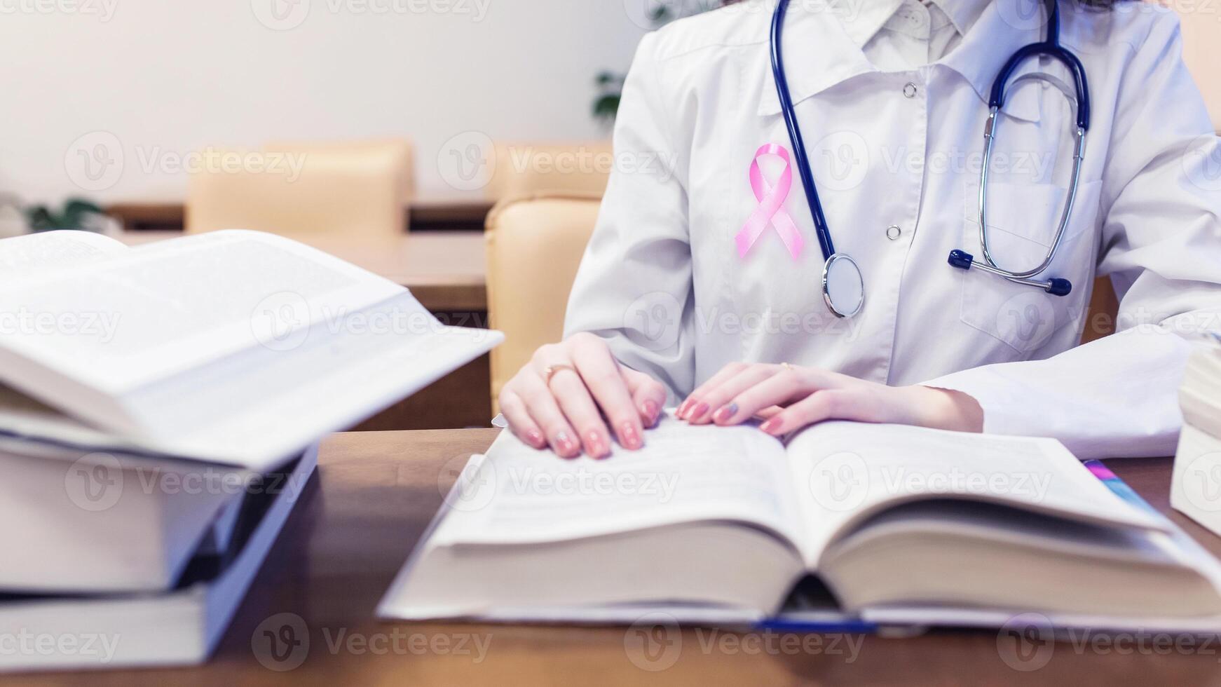 femmina medico con rosa nastro, medico alunno per libri di testo. protocolli per diagnosi e trattamento di Seno cancro. foto