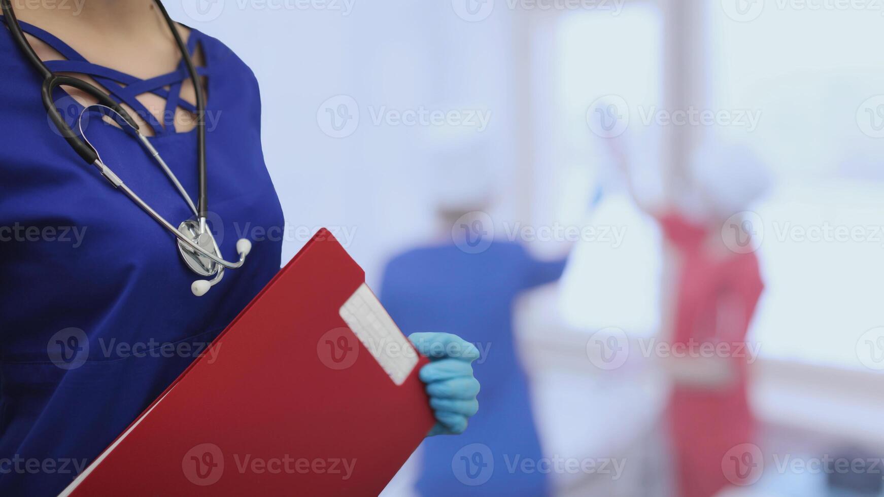 concetto assistenza sanitaria medicinale. medico rosso completo da uomo stetoscopio del paziente sfondo Ospedale. foto