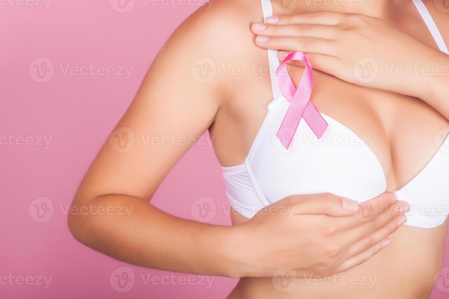 assistenza sanitaria e medicina concetto - donna con rosa Seno cancro consapevolezza nastro foto