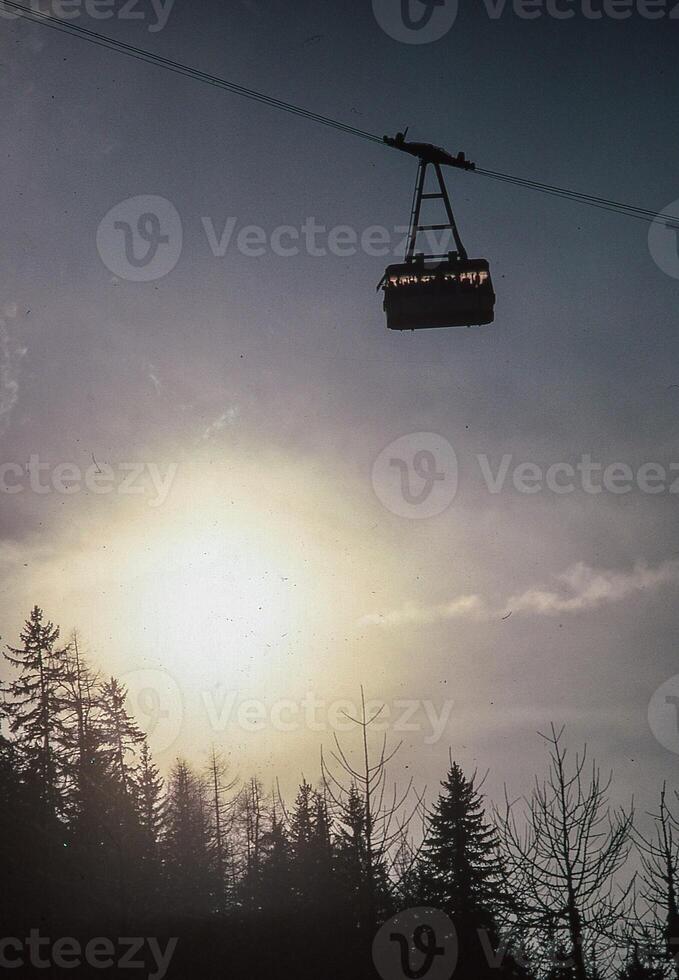 un' sciare sollevamento con il sole dietro a esso foto