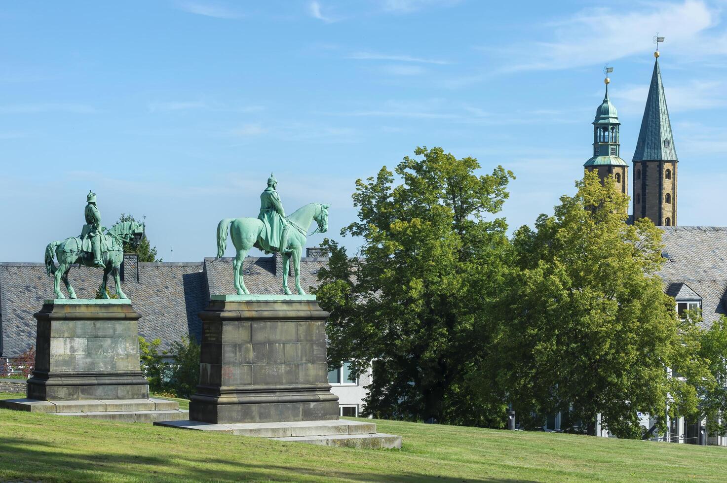 Goslar, Germania, 2015, equestre statua di il imperatori friedrich barbarossa e guglielmo der grossolano, imperiale palazzo o Kaiserpfalz, Goslar, Harz, inferiore Sassonia, Germania, unesco mondo eredità luogo foto