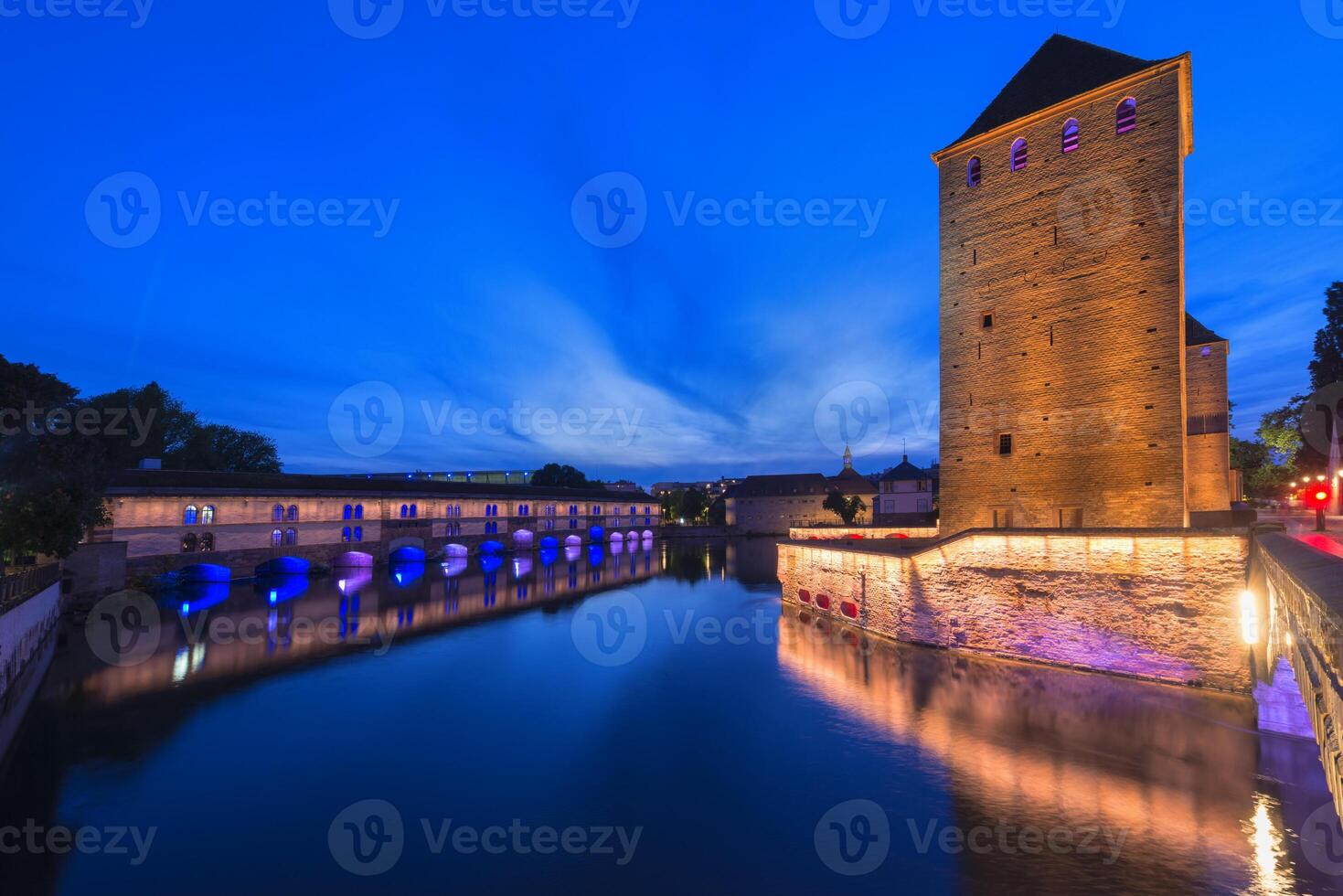 ponti coperture e sbarramento vauban al di sopra di malato canale a tramonto, Strasburgo, alsazia, bas rin Dipartimento, Francia foto