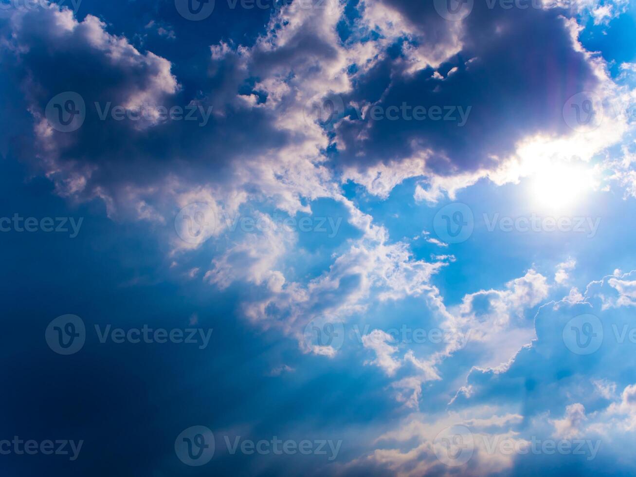 raggio di sole dietro nuvole scure in campagna foto