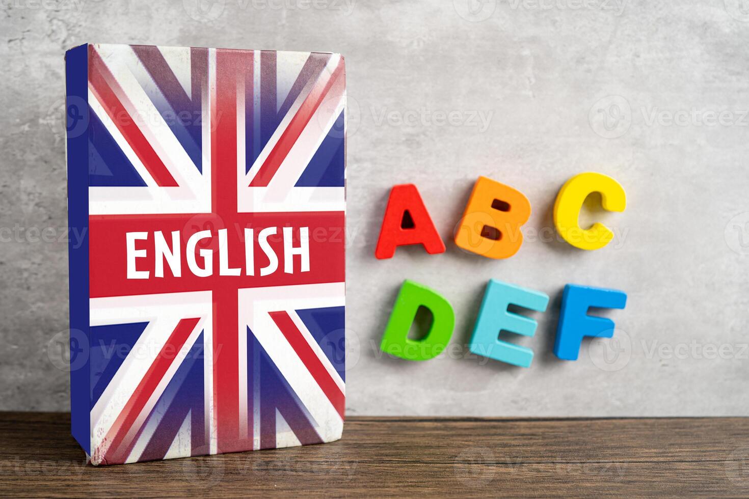 parola inglese su libro con unito regno bandiera, apprendimento inglese linguaggio corsi concetto. foto