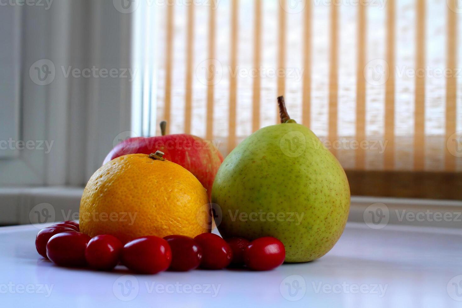 maturo frutta cocktail. succoso frutta e frutti di bosco su bianca vassoio su cucina davanzale foto