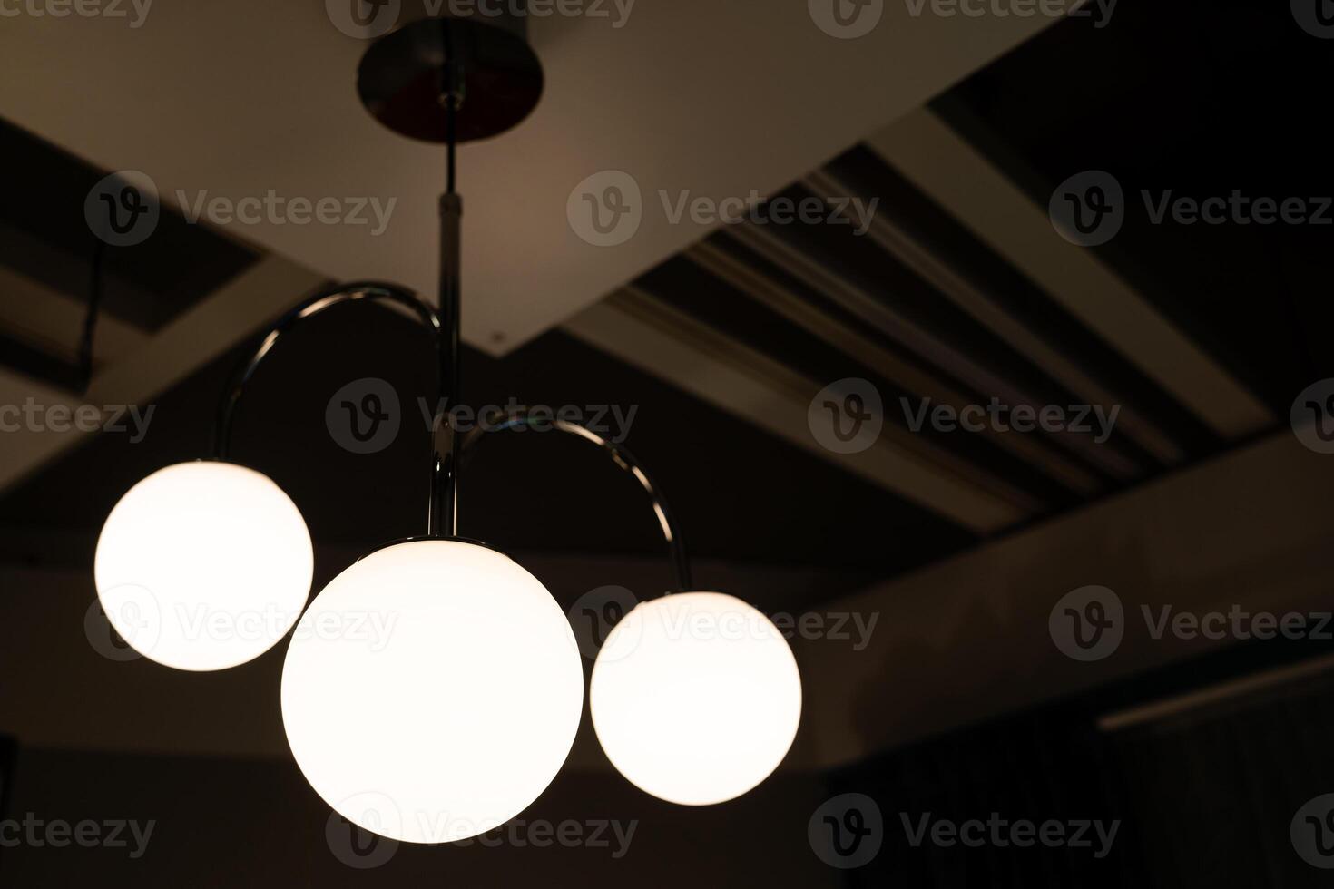 lampadine a soffitto. lampada vintage, lampadina decorativa in casa foto