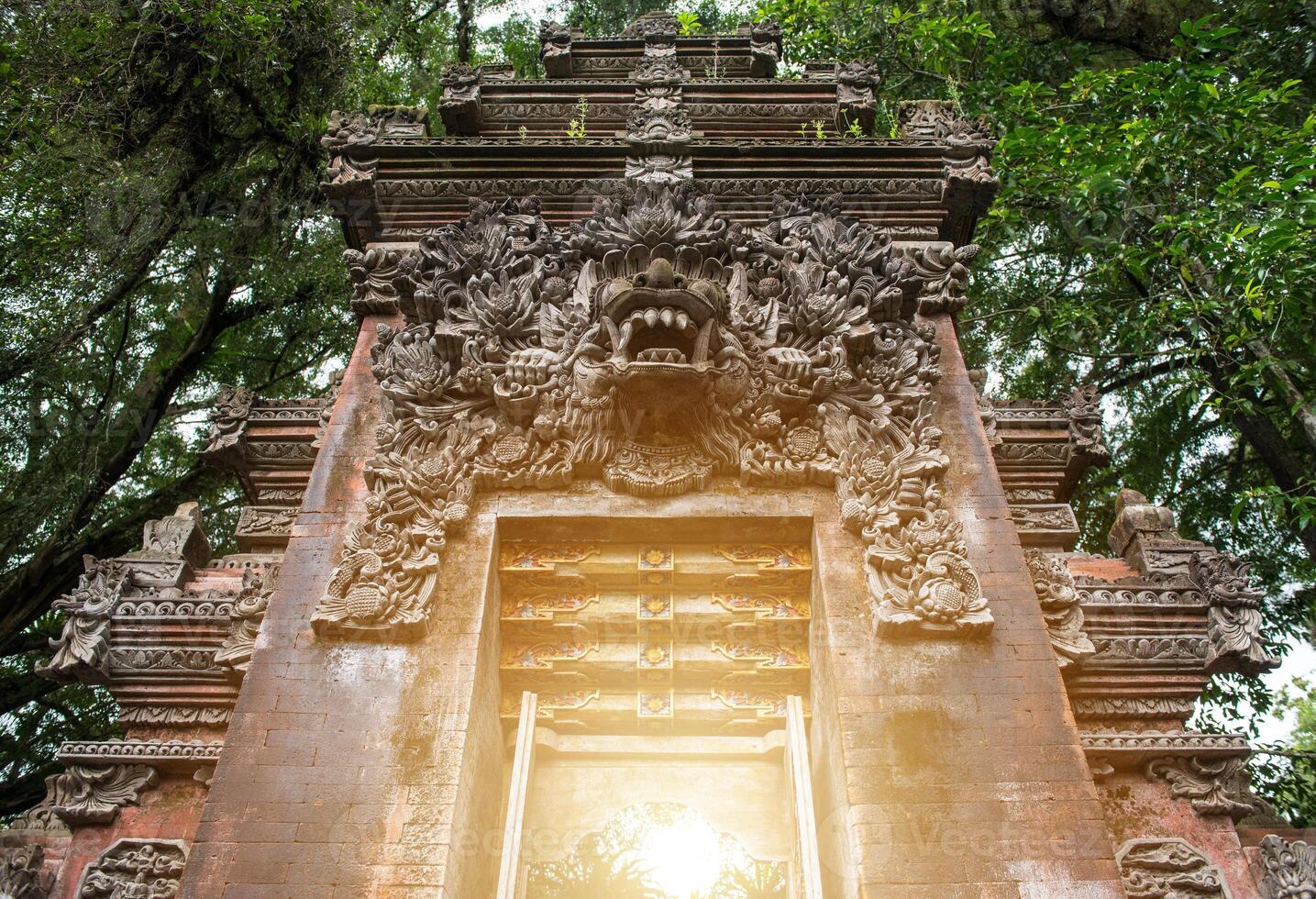 bellissimo Ingresso cancello per il interno la zona di tirta empul tempio nel Bali, Indonesia. foto