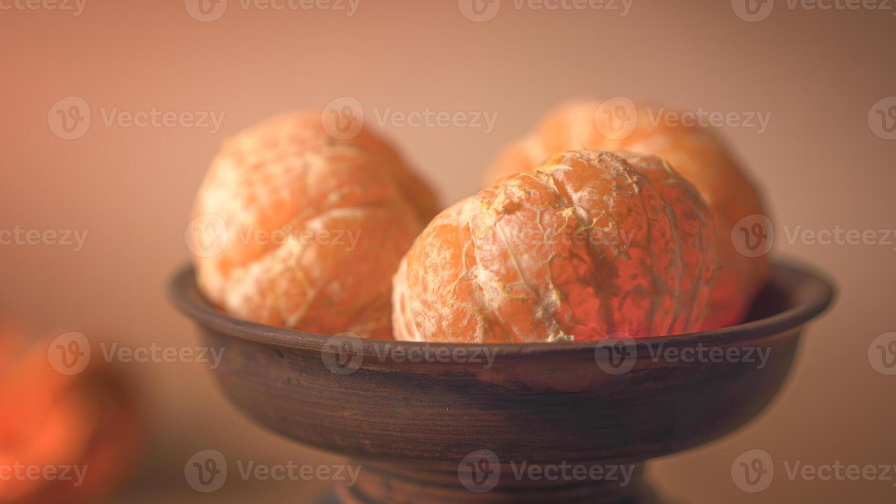 tre mandarini nel un' argilla piatto. manifesto 16-9 foto