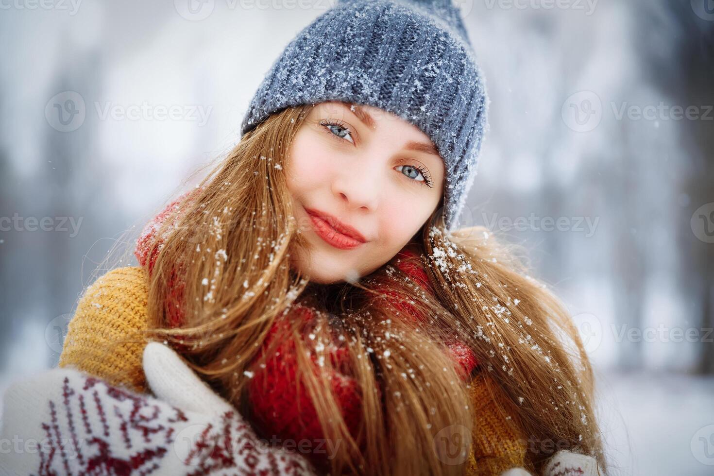 inverno giovane donna ritratto. bellezza gioioso modello ragazza ridendo e avendo divertimento nel inverno parco. bellissimo giovane femmina all'aperto, godendo natura, orario invernale foto