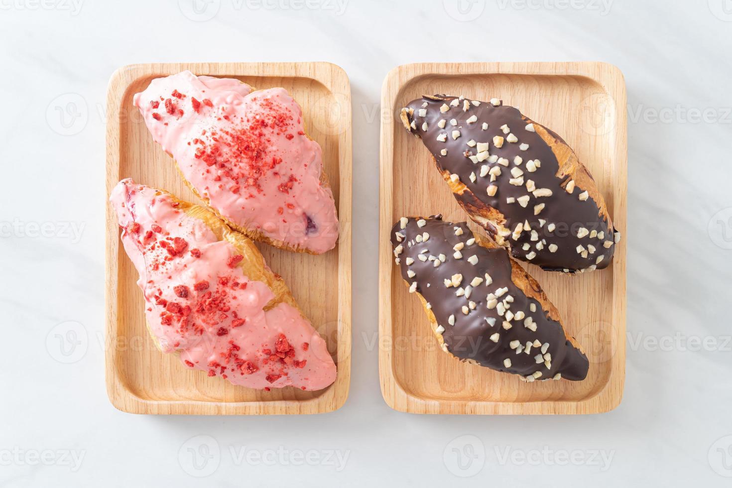 croissant con salsa al cioccolato alla fragola foto