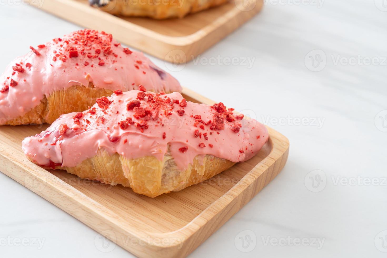 croissant con salsa al cioccolato alla fragola foto