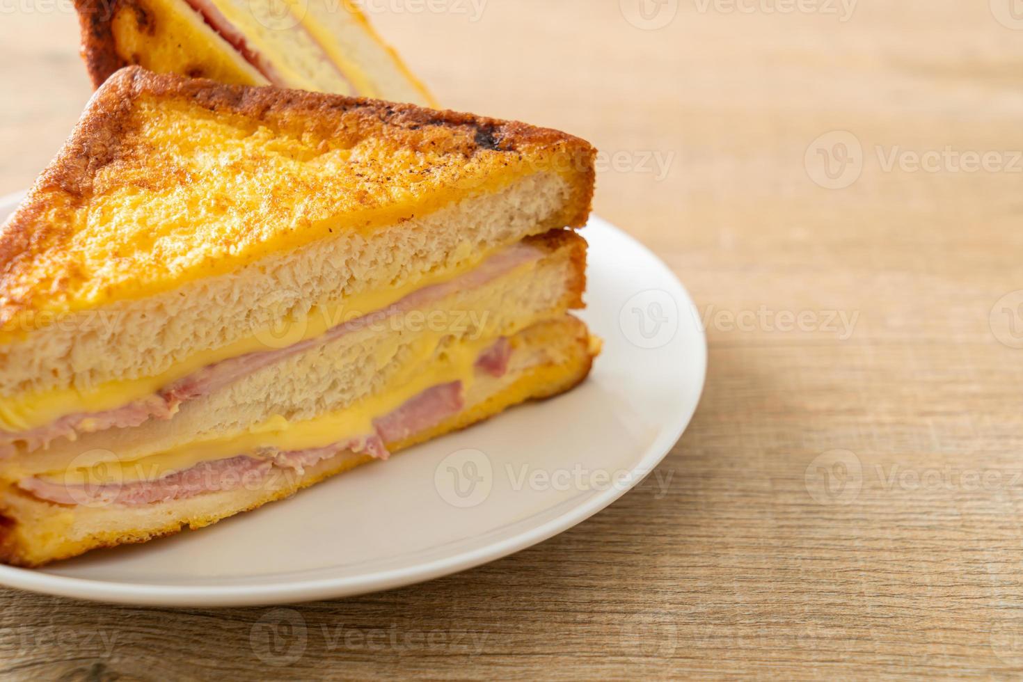 panino prosciutto formaggio su piatto bianco foto