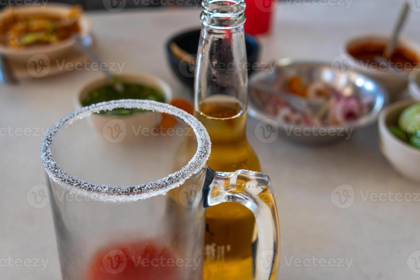 michelada messicano bevanda di birra, pomodoro succo, Limone e sale. con spazio per testo. foto