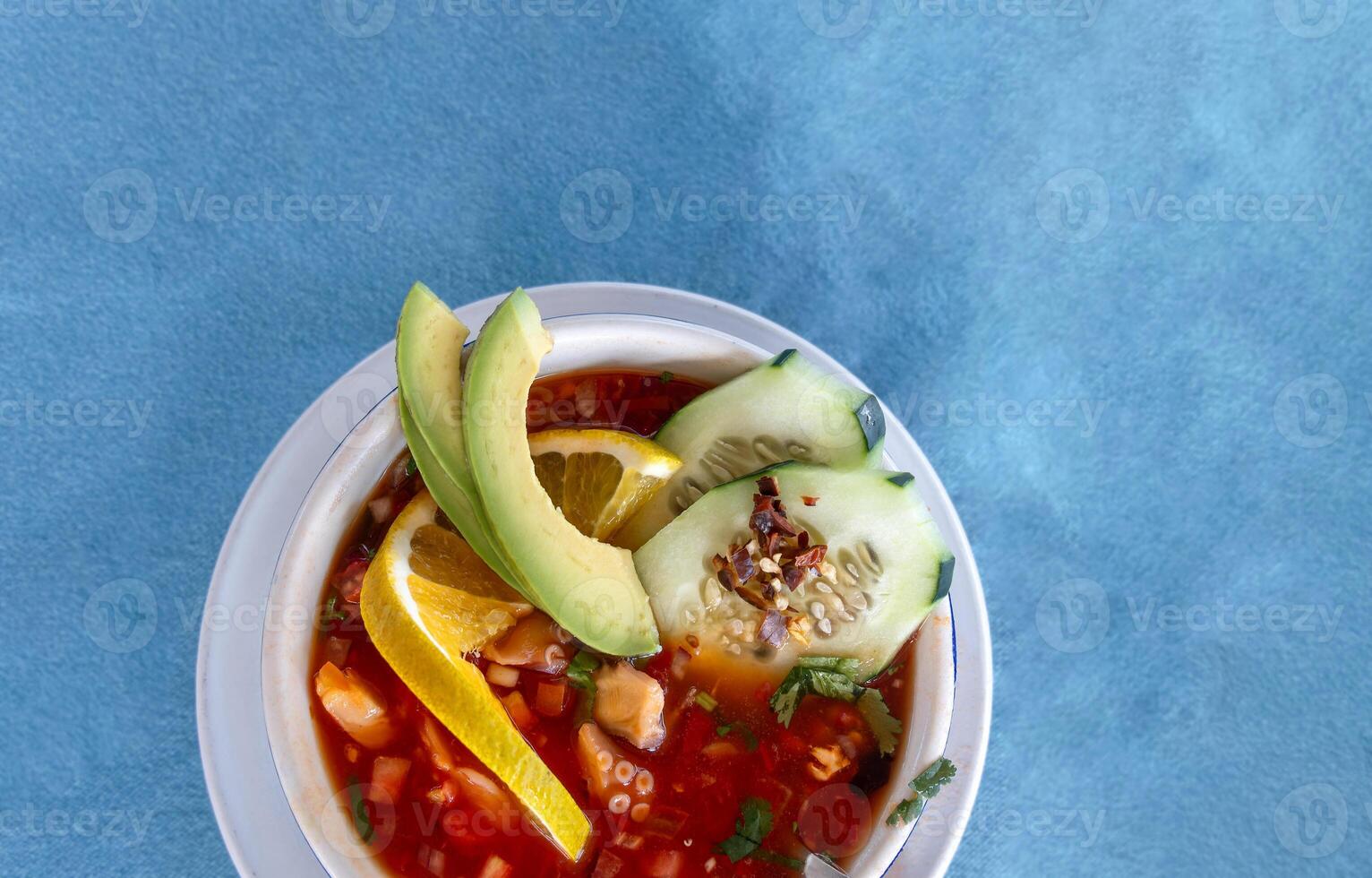 gamberetto cocktail con pomodoro purea, cetriolo, gamberetto e polpo, con spazio per testo foto