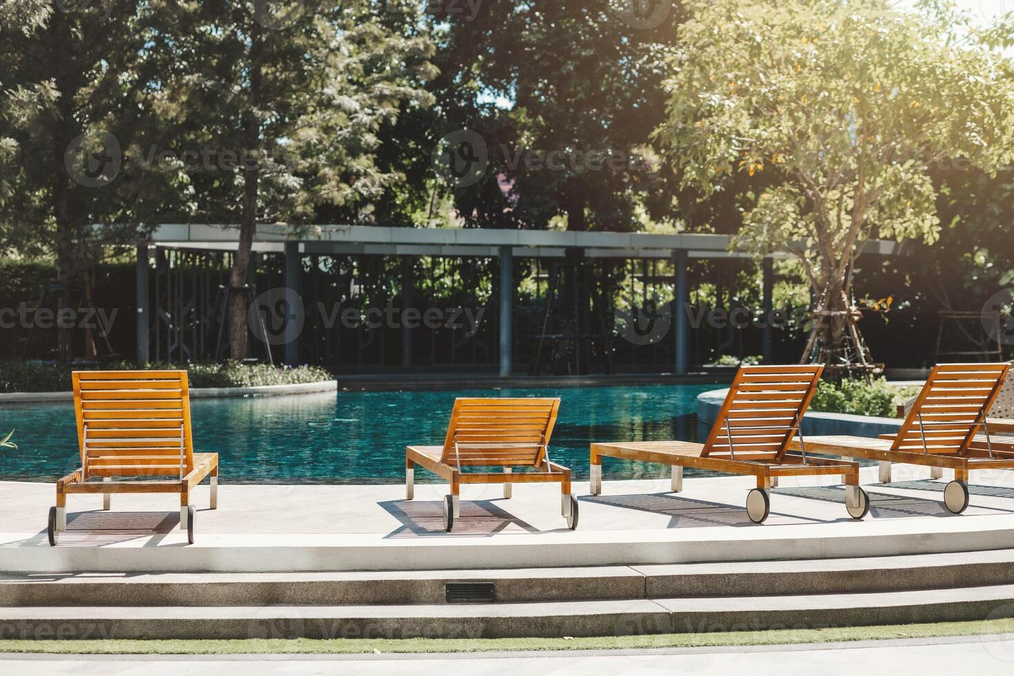 sole letto in giro blu piscina acqua nessuno per silenzioso rilassare posto per estate vacanza vacanza accogliente stile di vita foto