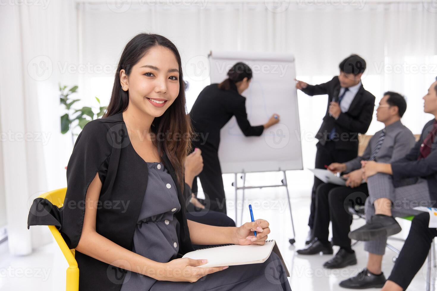 ritratto businee esecutivo donna nel ufficio incontro camera. inteligente asiatico signora giovane nuovo generazione capo. foto