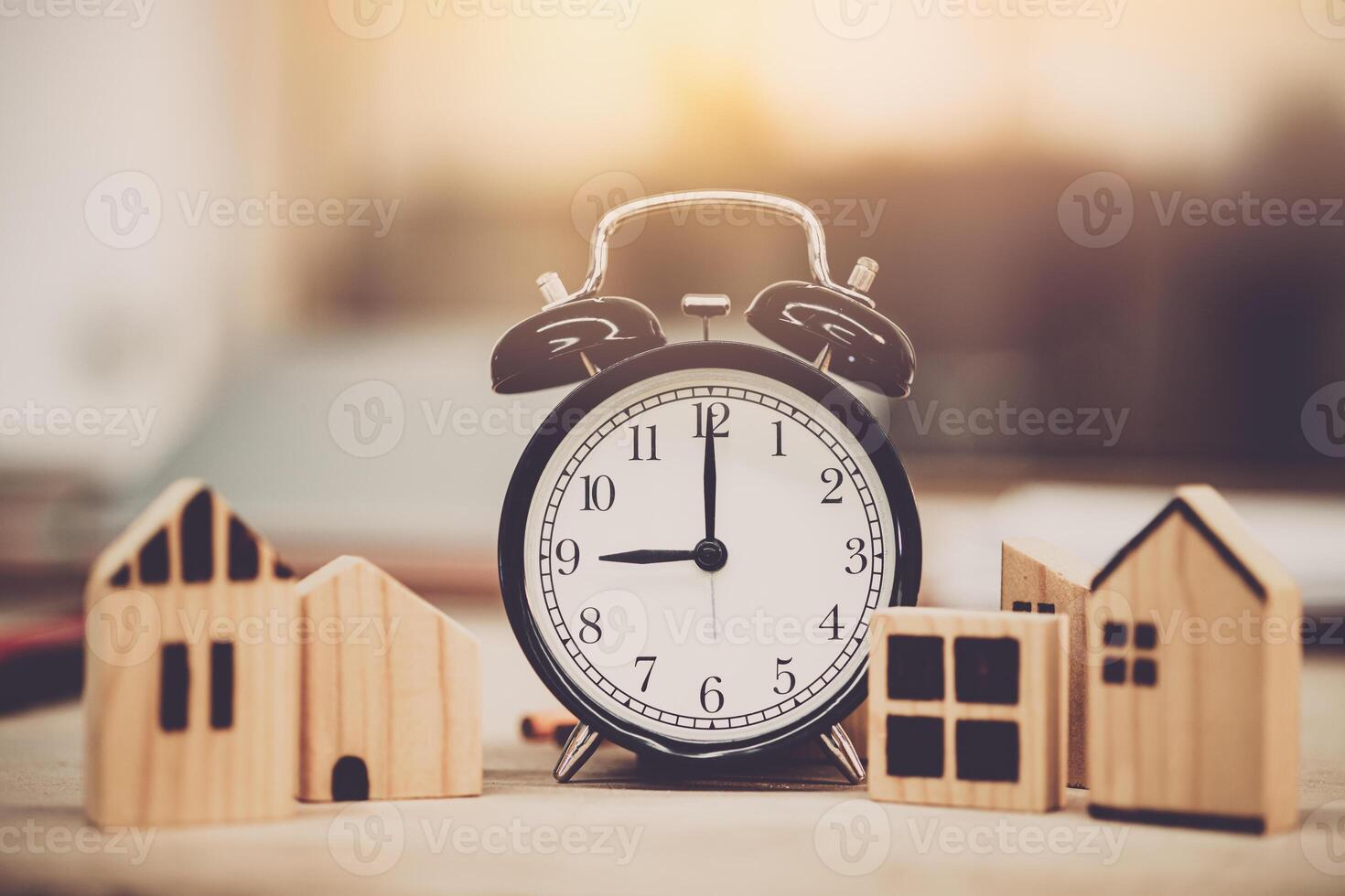 tempo orologio mattina giorno con di legno casa giocattolo modello decorazione Casa tempo ricordare concetto foto