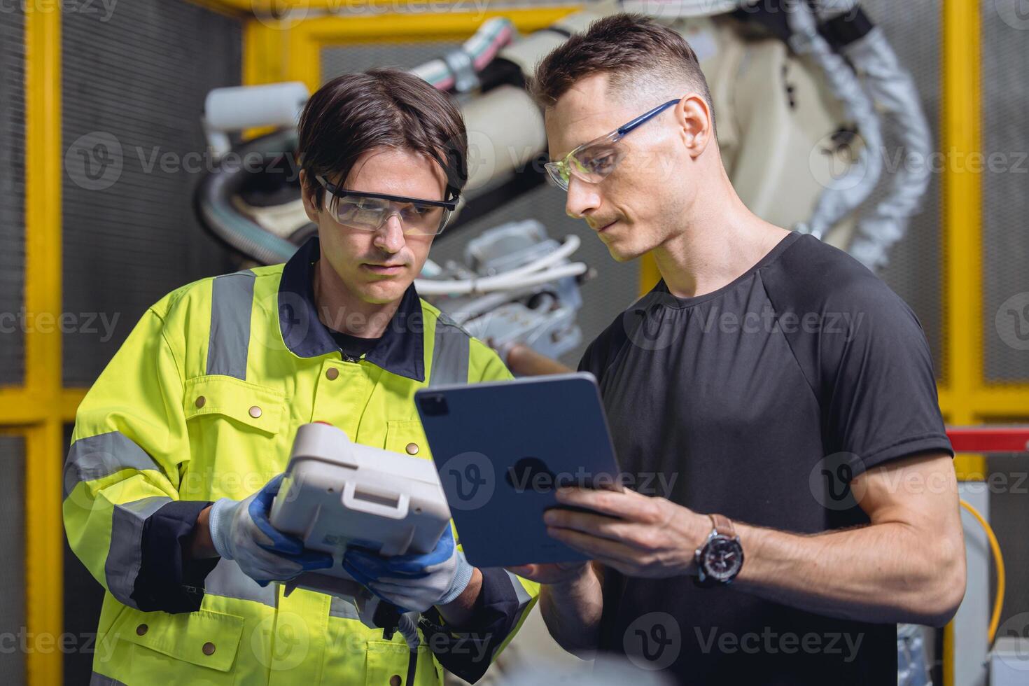 ingegnere squadra Lavorando programma robot saldatura braccio nel automatizzato fabbrica. robotica specialisti parlando insieme nel macchina industria fabbrica foto