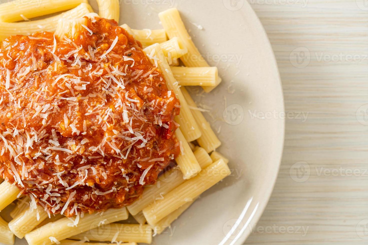 rigatoni al ragù di maiale alla bolognese foto