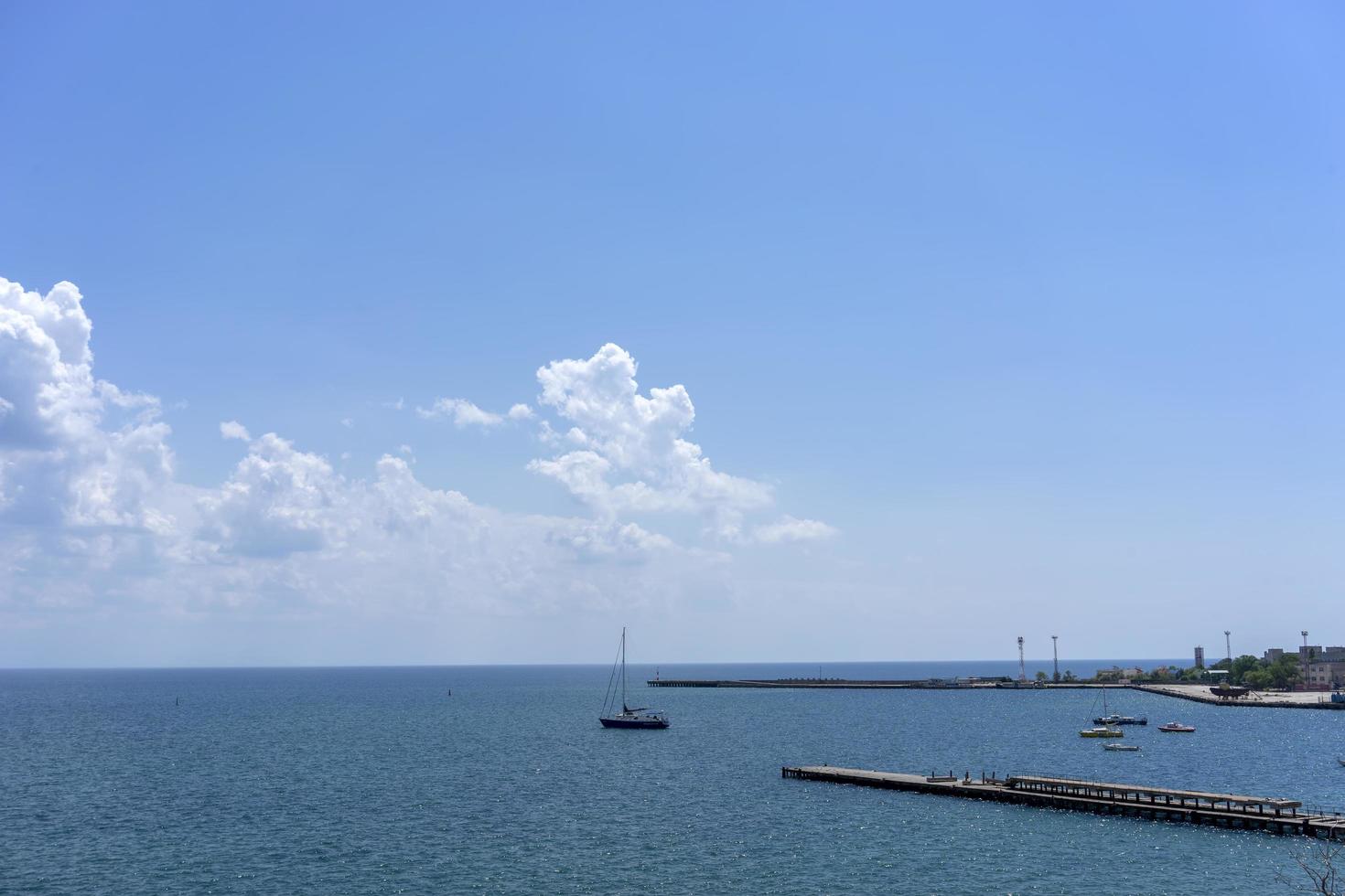 paesaggio marino con vista sulle barche a yevpatoria, in crimea foto