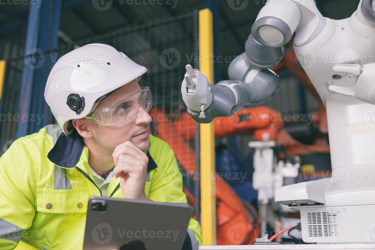 automazione ingegnere servizio programmazione robotica braccio. nuovo era moderno macchina automatico produzione industria concetto. foto