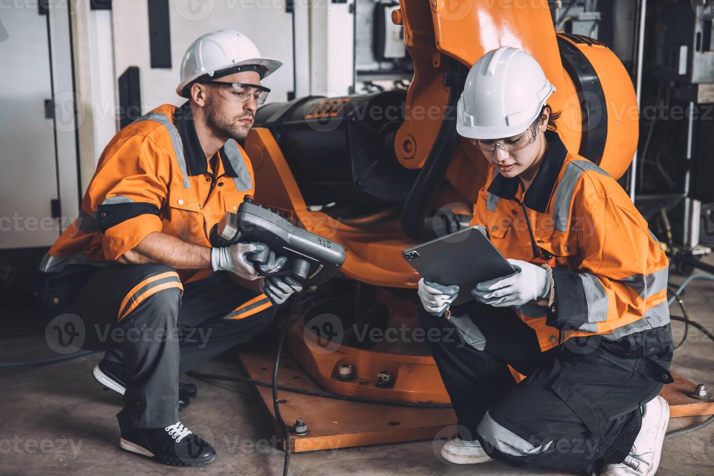 ingegnere squadra servizio robot saldatura Lavorando nel automazione fabbrica. persone lavoratore nel sicurezza completo da uomo opera robotica braccio Software programmazione o sostituzione parte nel automatizzato produzione industria tecnologia. foto