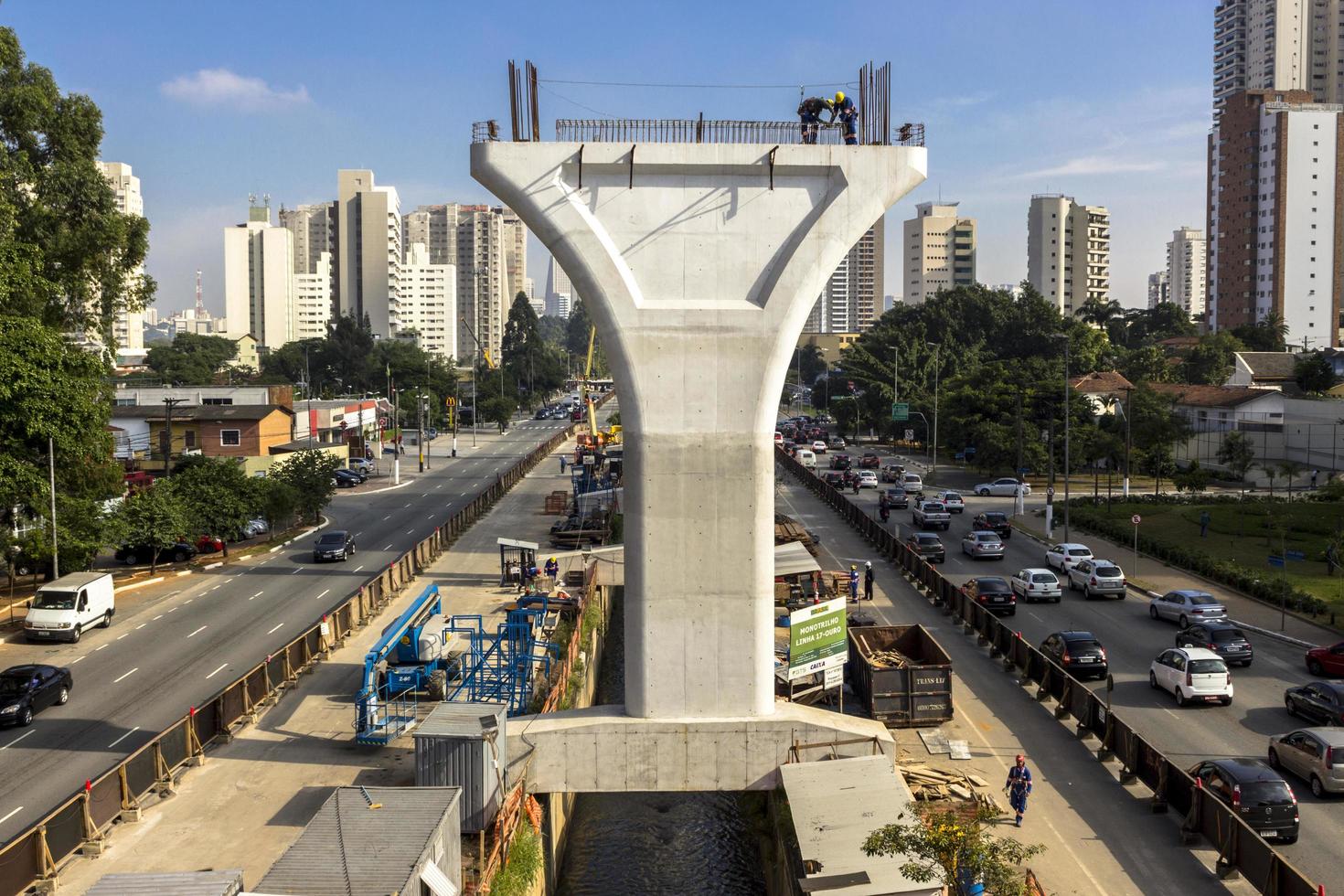 sao paulo, brasile, 2013- lavoratori nella costruzione della metropolitana sopraelevata, sul viale roberto marinho, a san paolo. brasile foto