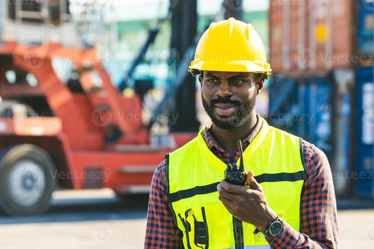 africano nero maschio lavoratore caposquadra opera carico controllo Caricamento in corso operatore nel contenitore spedizione bacino cortile foto