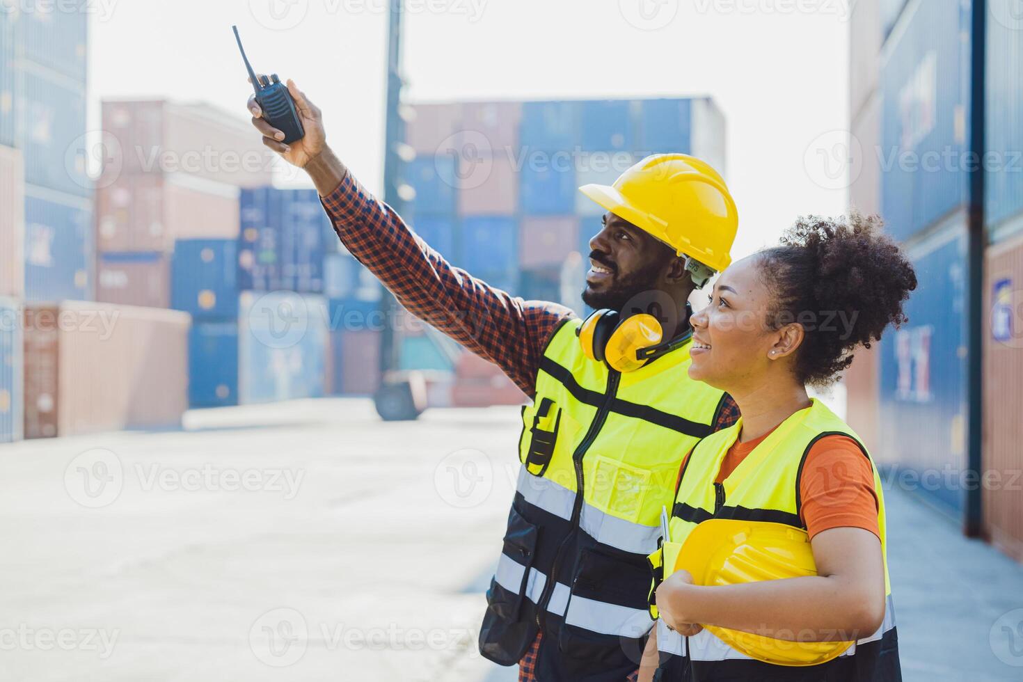 africano lavoratore persone lavoro di squadra contento Lavorando insieme nel porta carico spedizione industria Caricamento in corso contenitore cortile foto