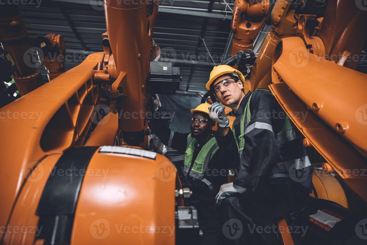 ingegnere squadra servizio fix robot saldatura braccio Lavorando nel automazione fabbrica. persone lavoratore opera nel robotica braccio montaggio pianta pesante metallo industria. foto