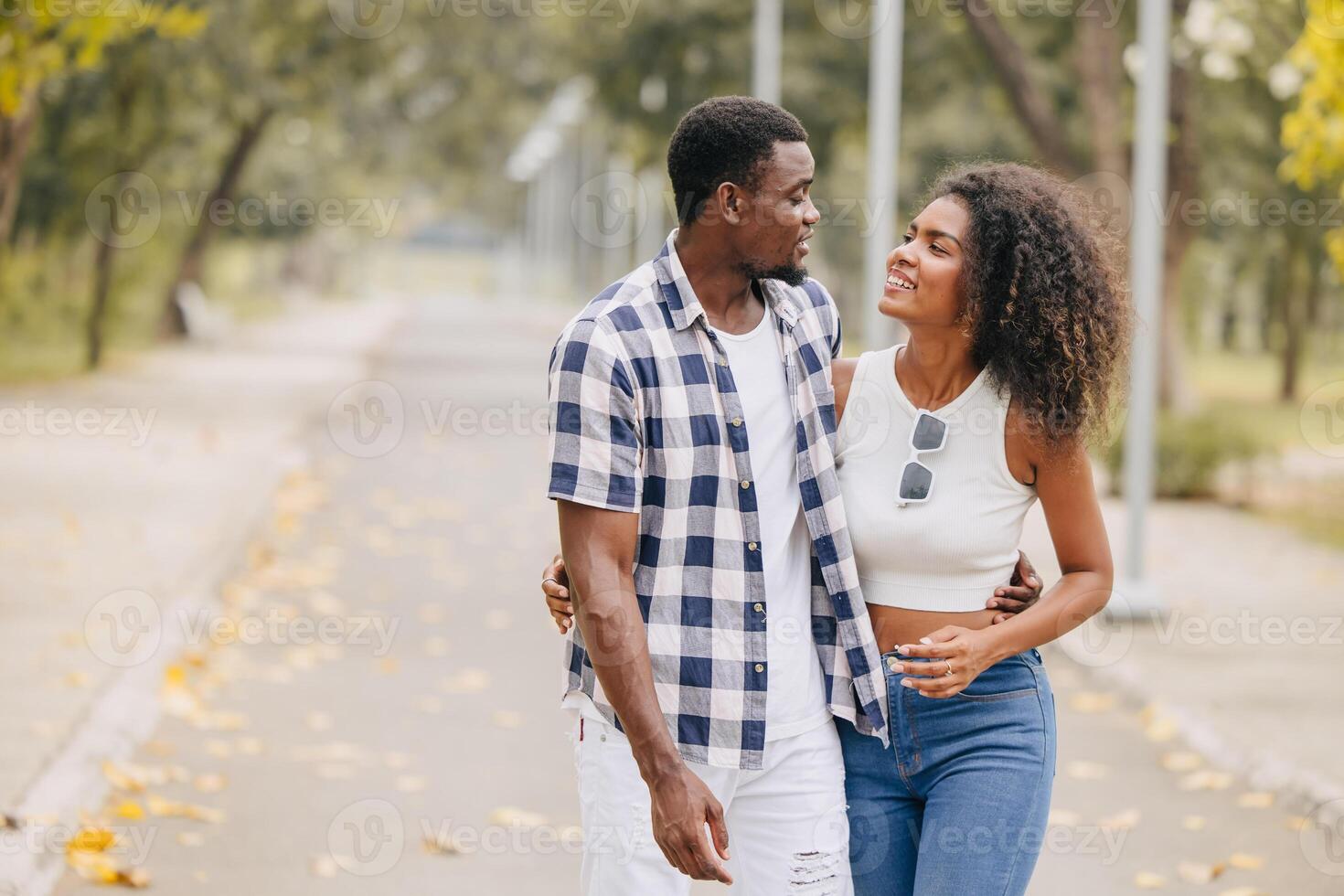 Data coppia uomo e donne San Valentino giorno. africano nero amante a parco all'aperto estate stagione Vintage ▾ colore tono foto