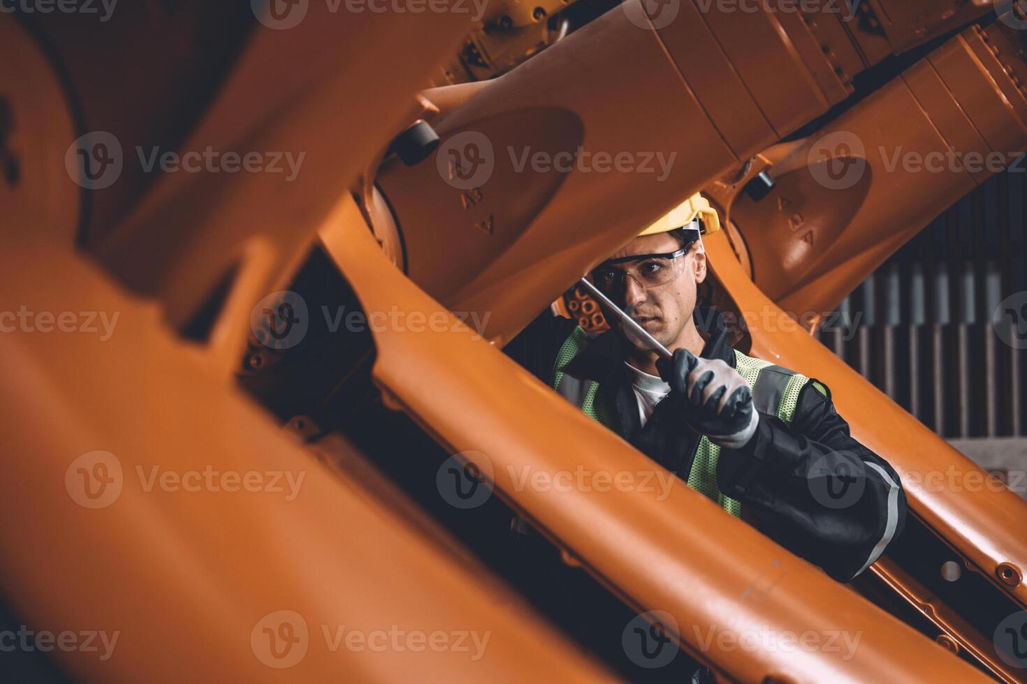 ingegnere squadra servizio fix robot saldatura braccio Lavorando nel automazione fabbrica. persone lavoratore opera nel robotica braccio montaggio pianta pesante metallo industria. foto