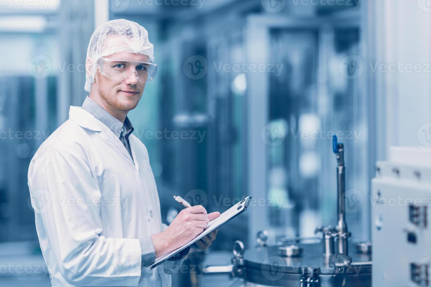 ritratto medicina fabbrica scienziato lavoratore opera nel laboratorio impianti processi. medico medico Lavorando ricerca nel farmaceutico industria guardare Sorridi. foto