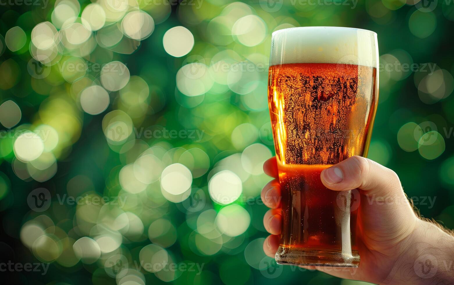 ai generato un' uomo Tenere un' bicchiere freddo, fresco birra su un' sfocato verde sfondo, la creazione di il Perfetto ambiance per st. Patrick giorno celebrazioni con copia spazio foto